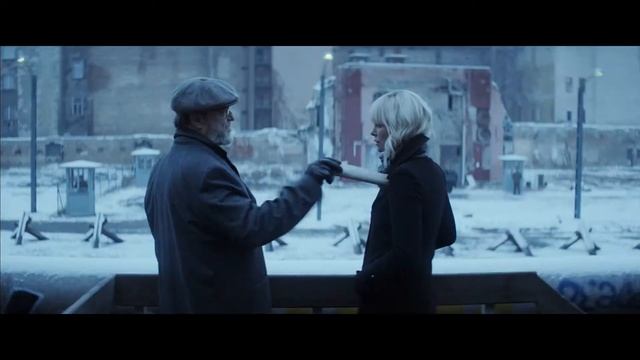 Взрывная блондинка смотреть онлайн