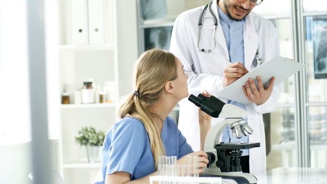 ОПУХОЛЬ ПОЗВОНОЧНИКА: НЕЙРОХИРУРГ С 30-ЛЕТНИМ ОПЫТОМ Д? смотреть онлайн