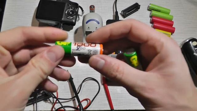 КАК ЗАРЯЖАТЬ ПАЛЬЧИКОВЫЕ АККУМУЛЯТОРЫ АА и ААА Ni Mh Ni Cd - обычное и умное зарядное устройство