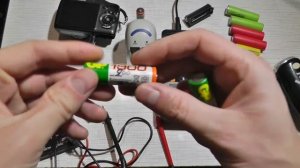 КАК ЗАРЯЖАТЬ ПАЛЬЧИКОВЫЕ АККУМУЛЯТОРЫ АА и ААА Ni Mh Ni Cd - обычное и умное зарядное устройство