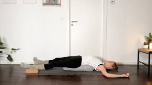 Пять поз с болстером🫧 – Ленивая йога