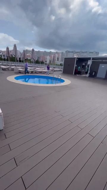 Кто еще не видел ролик как мы тайно проникли в бассейн, смотреть онлайн