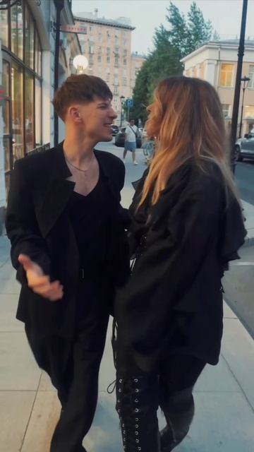 Александр Эгромжан и Людмила Соколова решили прогуляться по Москве после мероприятия🔥 смотреть онлайн