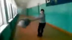 Мальчик разбил окно в школе!