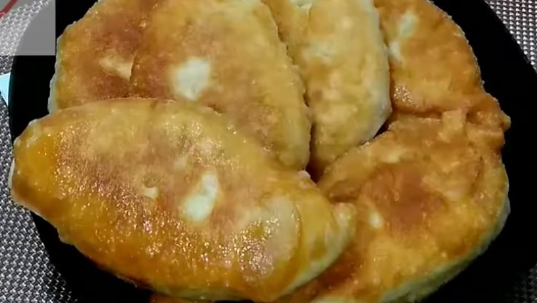 Пирожки с луком и яйцом на сковороде / Жареные пирожки с зеленым луком и яйцом + рецепт начинки смотреть онлайн