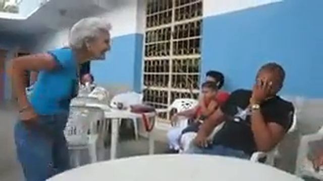 Старушка зажигает 😅😅😅 смотреть онлайн