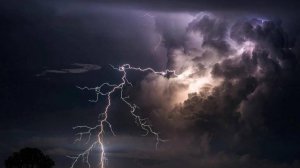 ШОК_ГРОЗА- мощные вспышки молнии в ночном небе