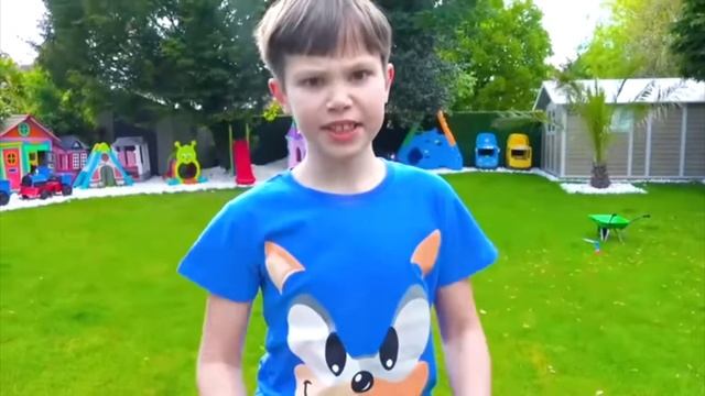 Макса и Катя Тренажер Батут мяч спортом папа смотреть онлайн