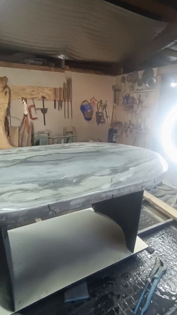 Кофейный столик из дуба и эпоксидной смолы