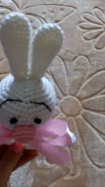 Вязаная игрушка, погремушка - зверюшка (Зайчик) смотреть онлайн