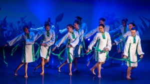 Стилизованный народный танец "Как по травкам"