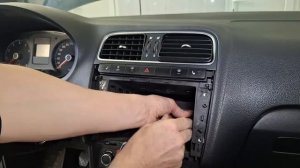Как снять центральный дефлектор обдува VW Polo Sedan