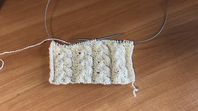 Красивые косы с изнаночными дорожками спицами смотреть онлайн