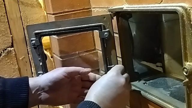 печь, как установить стекло в дверцу топки.mp4