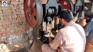 Производство ручек для захвата багажника на мануфактуре в Пакистане