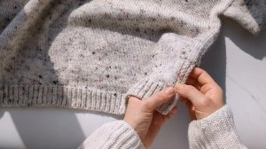 СТИЛЬНЫЙ УКОРОЧЕННЫЙ ДЖЕМПЕР со спущенным плечом спицами | Как из Pinterest