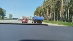 Еду на машине по трассе