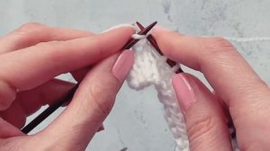 2 лицевые вместе с наклоном вправо при классическом способе вязания петель