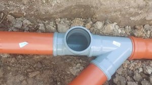 соединение слива от раковины и ливневки