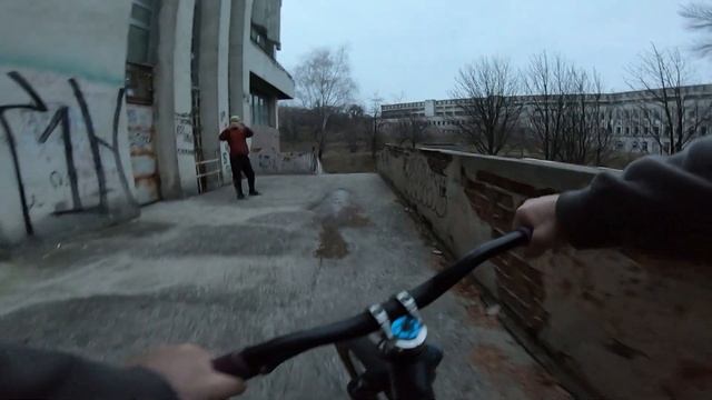 СТРАХА НЕТ! Прыгаю лестницы и дропы на MTB | Urban Freeride смотреть онлайн