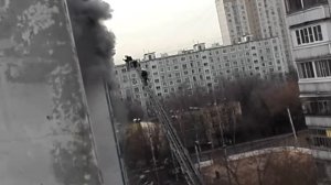 Пожарные тушат пожар