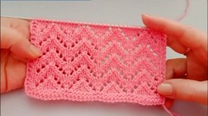 Красивый ажурный узор спицами поворотными и круговыми рядами.