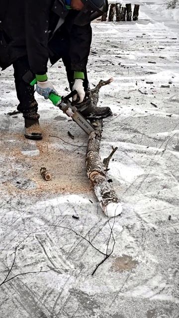 Как на льду напилить дров цепной пилой ?) смотреть онлайн