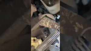 черный дым из глушителя когда даешь газу, на холостых ?