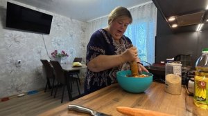 Готовлю голубцы  в духовке и блинчики по заказу Абдугани.  Парни работают на даче.