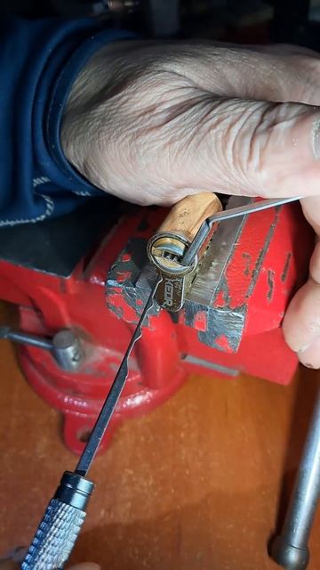 Кедр. далеко. не самый простой цилиндр . Но как коррект смотреть онлайн