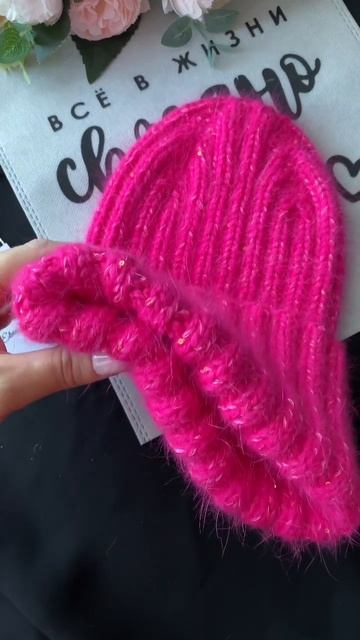 Яркая фуксия💖! #шапкаспицами #шапкаизпуханорки #вязанаямода #вязаниедляженщин смотреть онлайн