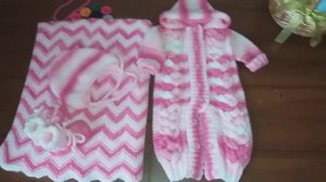 Вязаный комплект для новорожденного спицами.