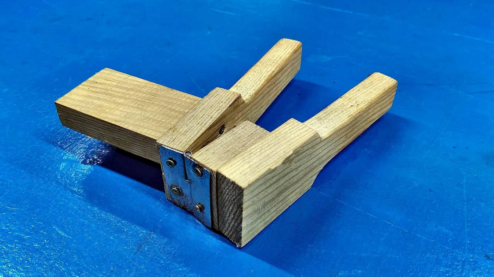 Сосед по гаражу удивил своими самоделками! смотреть онлайн