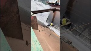 Строительство, разгрузка баржи с песком