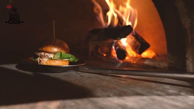 Бургер Baker Brothers - це бургер з яловичиною або куркою, який додатково запікається в печі.