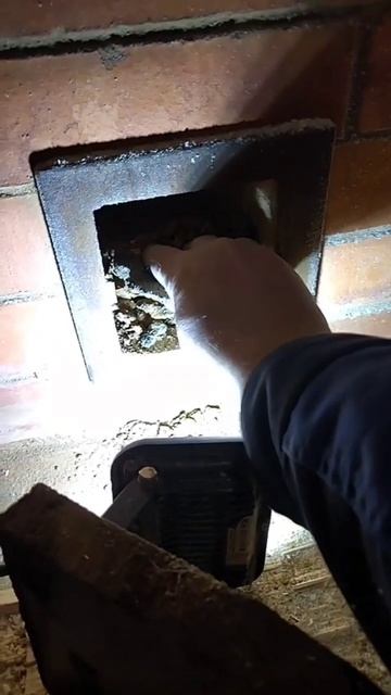 печь, чистим прочистной канал от раствора.mp4