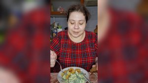 Мукбанг с мужем/Жареная картошка и Салат 🥒