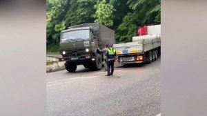 Часть трассы "Джубга - Сочи" превратилась в каток из-за разлитого масла: видео