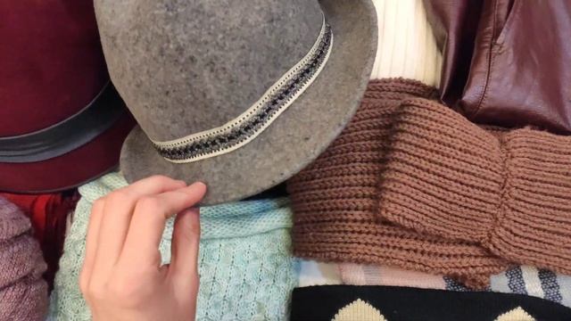 Благотворительный магазин в центре города. Шапки, перчатки, шарфы с бирками и в отличном состоянии смотреть онлайн