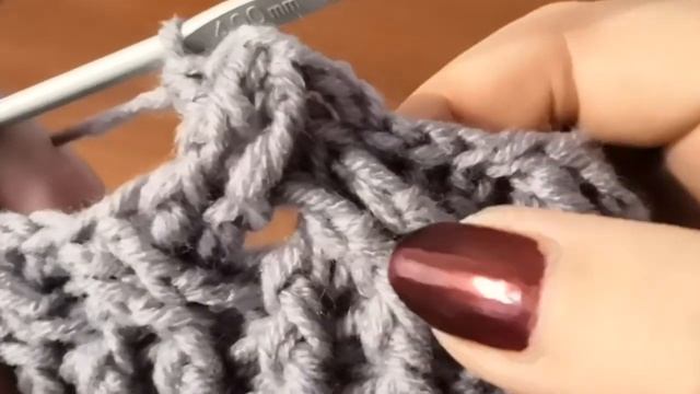 Шапка крючком, рельефные столбики.