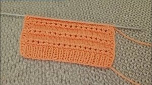 Узор спицами с горизонтальными ажурными дорожками.