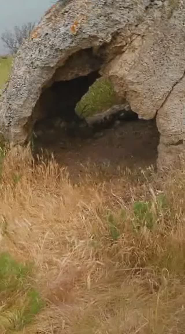 нашел пещеру для жизни