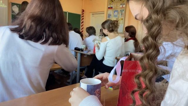 Тайный Санта с классом или 13 минут новогоднего настроения • влог • смотреть онлайн