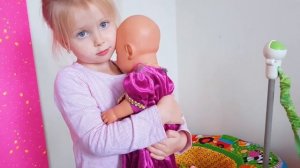 Эльвира и Райан играют с куклами