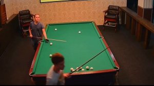 Евгений Сталев демонстрирует  интересные  удары на русском бильярде