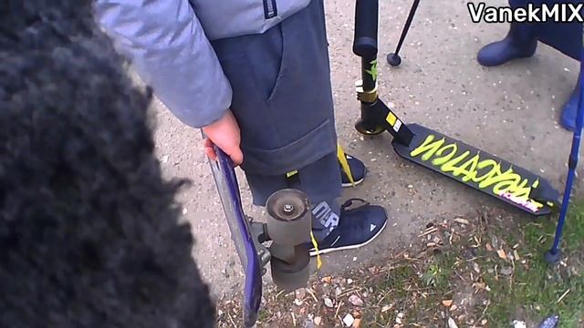 ПРОГНАЛ С ГАРАЖЕЙ ИЗ-ЗА ПАРКУРА! ПОБЕГ НА САМОКАТЕ смотреть онлайн