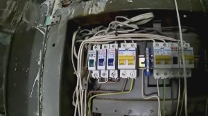 Меняем автоматический выключатель своими руками .