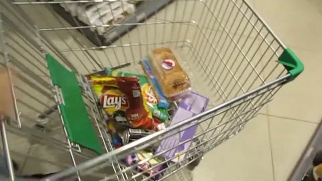 Сдержал обещание и купил все что захотел младший брат! смотреть онлайн