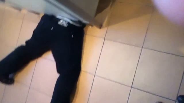 Парень застрял в туалете. Обычное явление для России