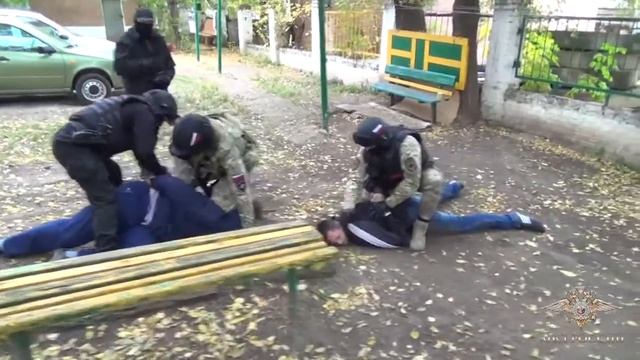 В Ростовской области полицейские задержали подозреваемого в незаконном обороте оружия смотреть онлайн